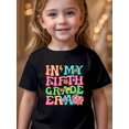 thumbnail image 2 of Camiseta estampada "In My Fifth Grade Era" para niña: top informal de manga corta con cuello redondo y estampado de letras coloridas. Tejido de punto transpirable para citas de juegos de verano y rop, 2 of 6