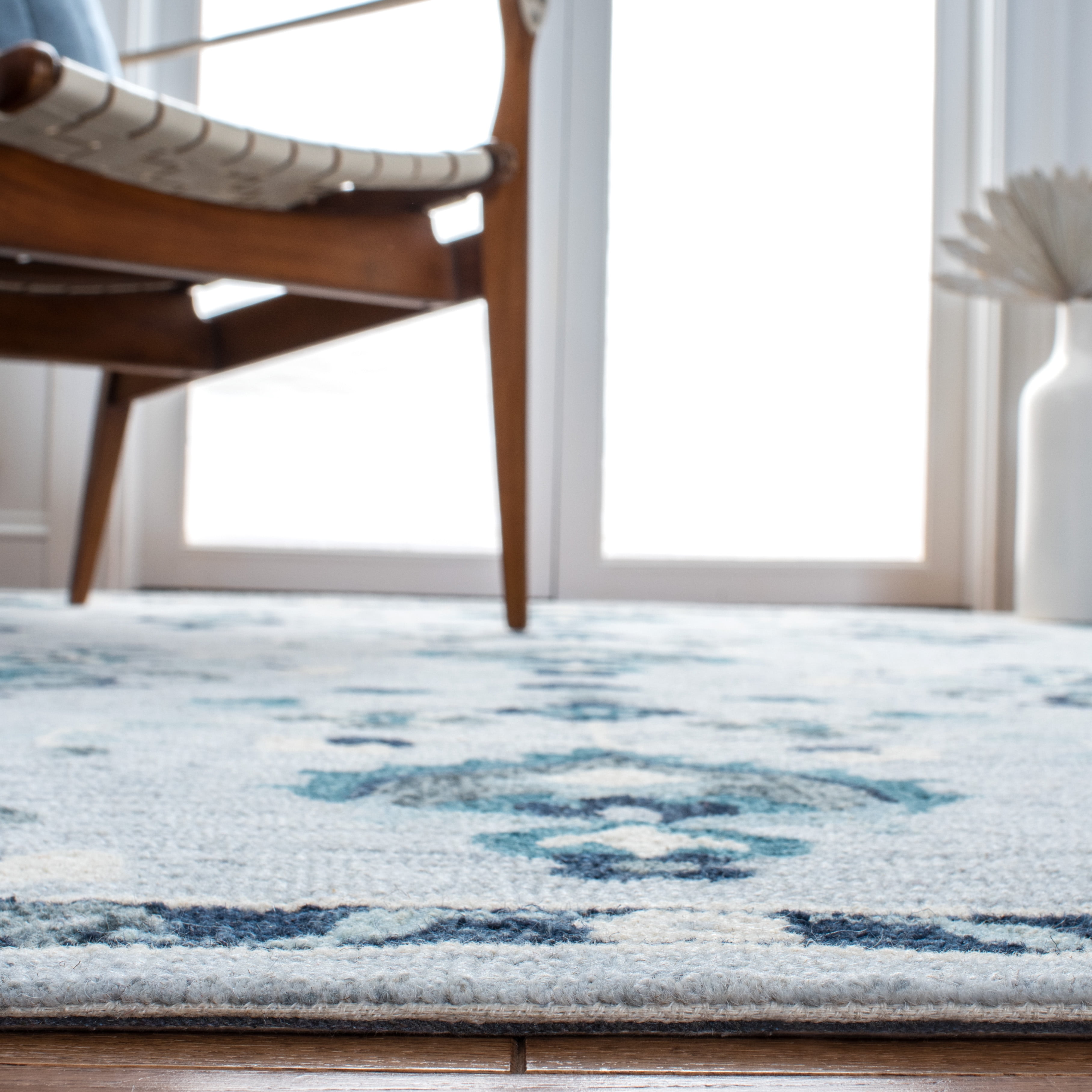 SAFAVIEH Metro Leon Medallion Area Rug, Blue/Ivory, 6' x 6' Round