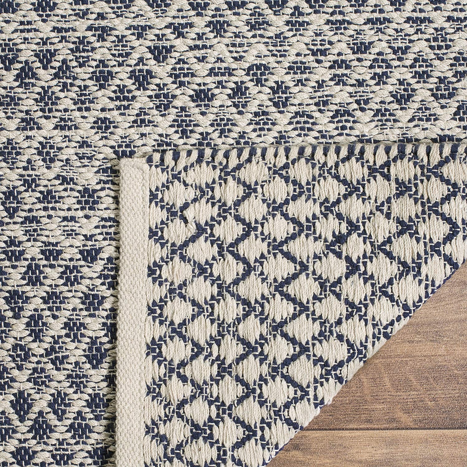 SAFAVIEH Montauk Vaughn Geometric Cotton Area Rug, Navy/Ivory, 4' x 6'