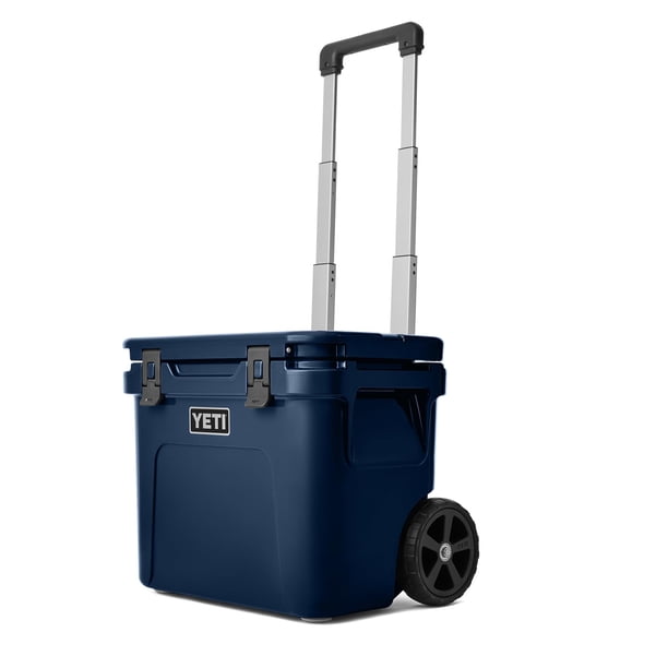 Cooler YETI Roadie de 32 ruedas, color azul marino con cesta para productos secos