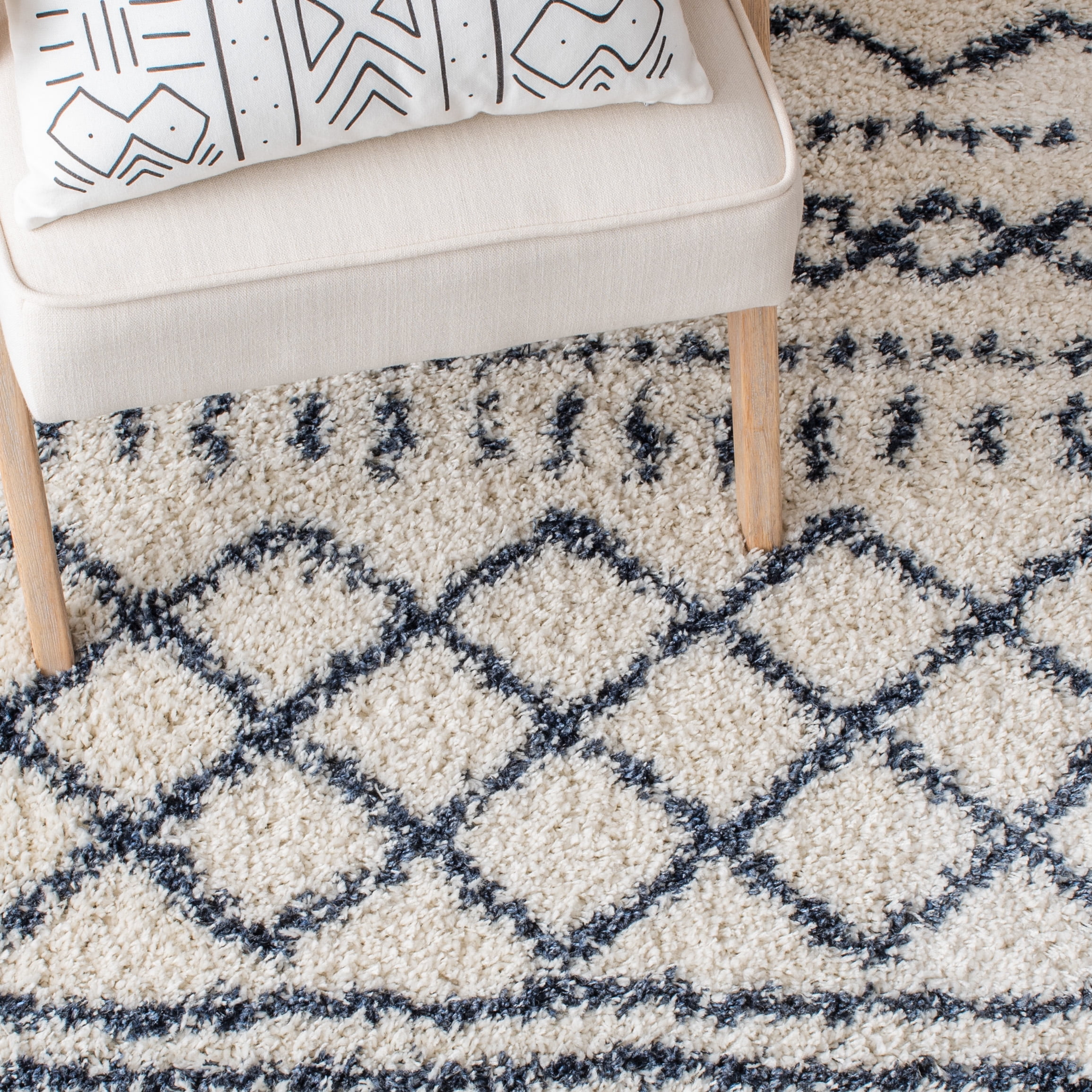 SAFAVIEH Arizona Teagan Geometric Shag Area Rug, Ivory/Slate, 6'7" x 6'7" Round