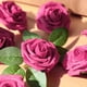 thumbnail image 3 of Paquete de 25 rosas artificiales realistas con tallo para ramos de boda, centros de mesa, fiestas nupciales, decoración del hogar (fucsia, 25 piezas), 3 of 4