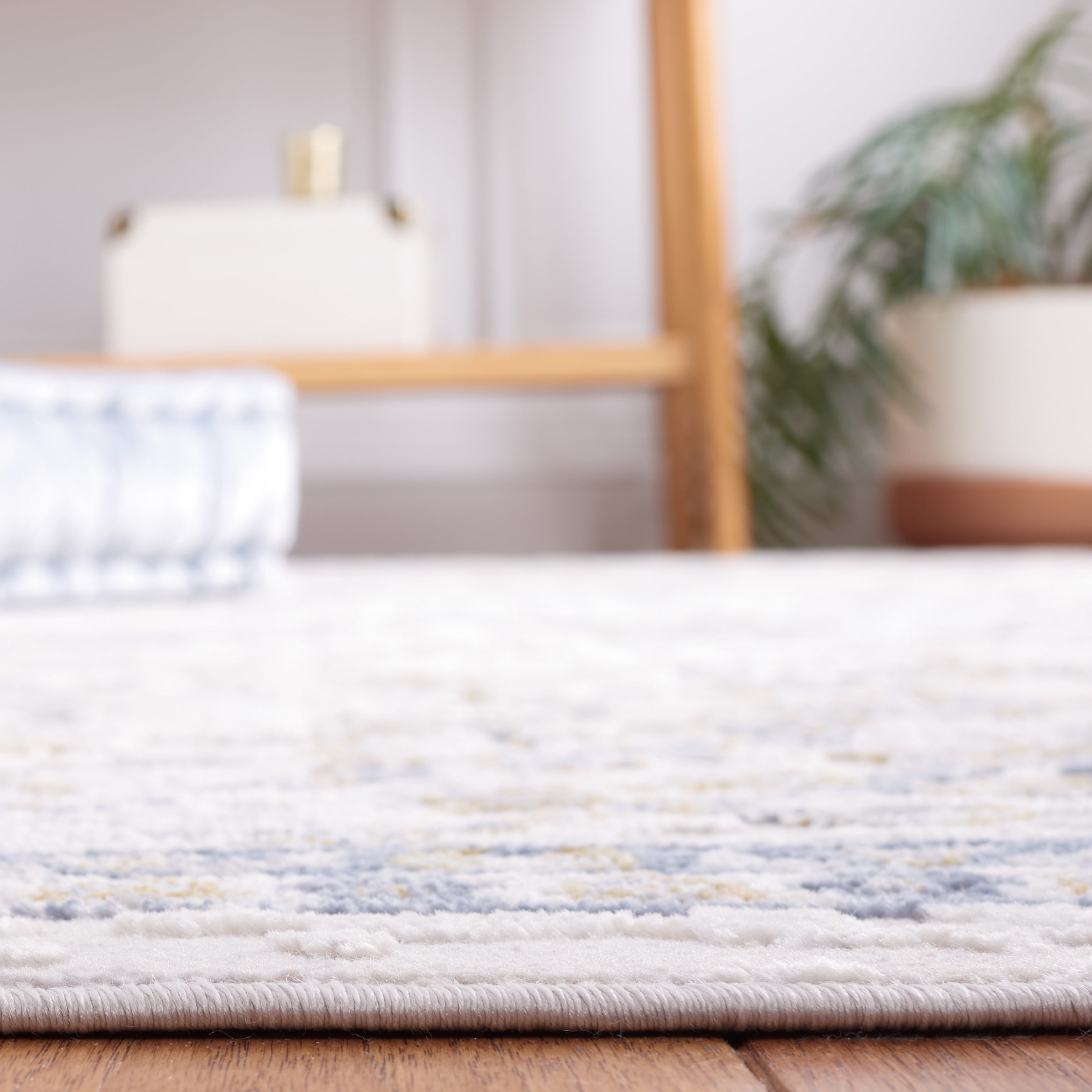 SAFAVIEH Palma Isidora Oriental Runner Rug, Beige/Light Blue, 2' x 6'