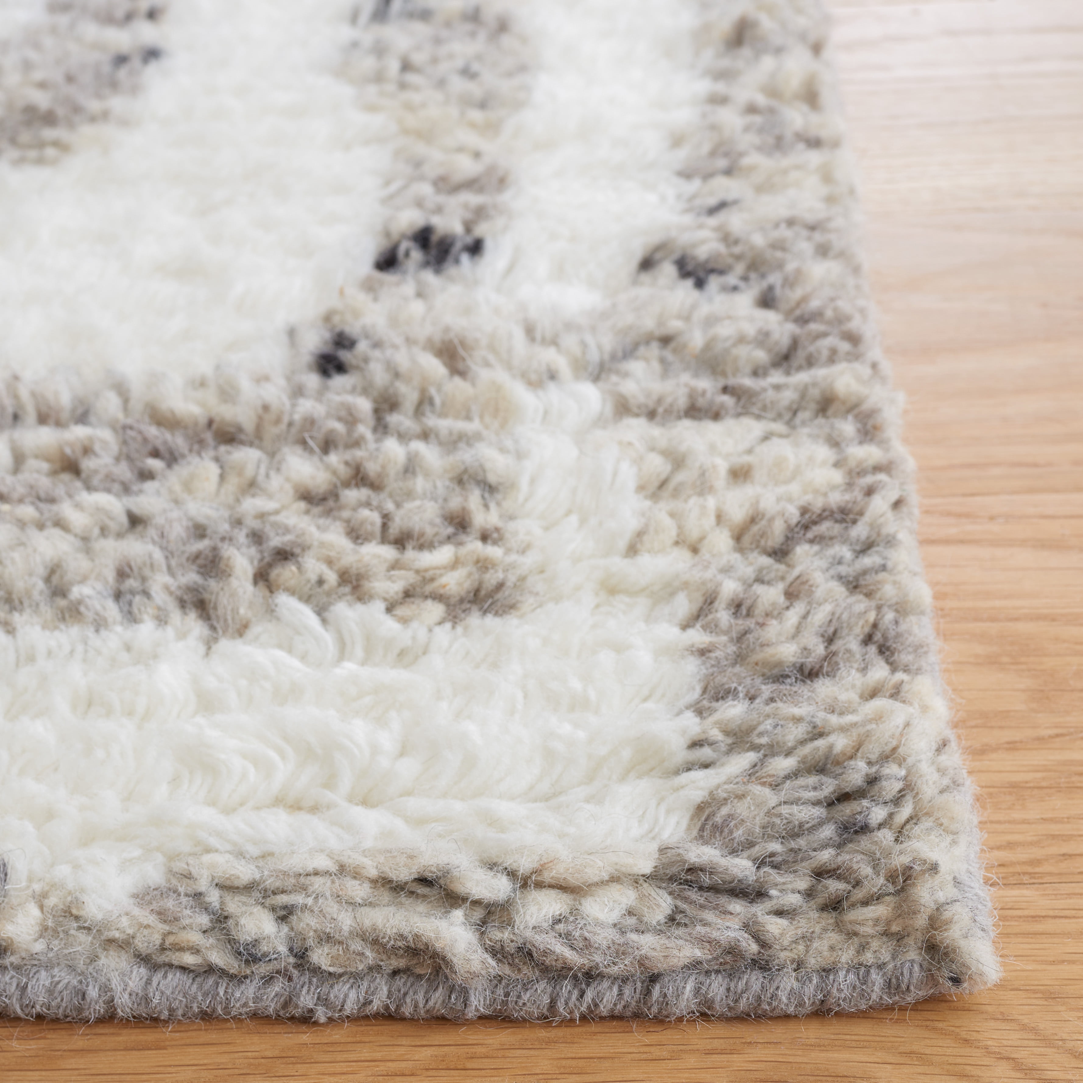 SAFAVIEH Casablanca Isaiah Geometric Area Rug, Ivory/Grey, 4' x 6'
