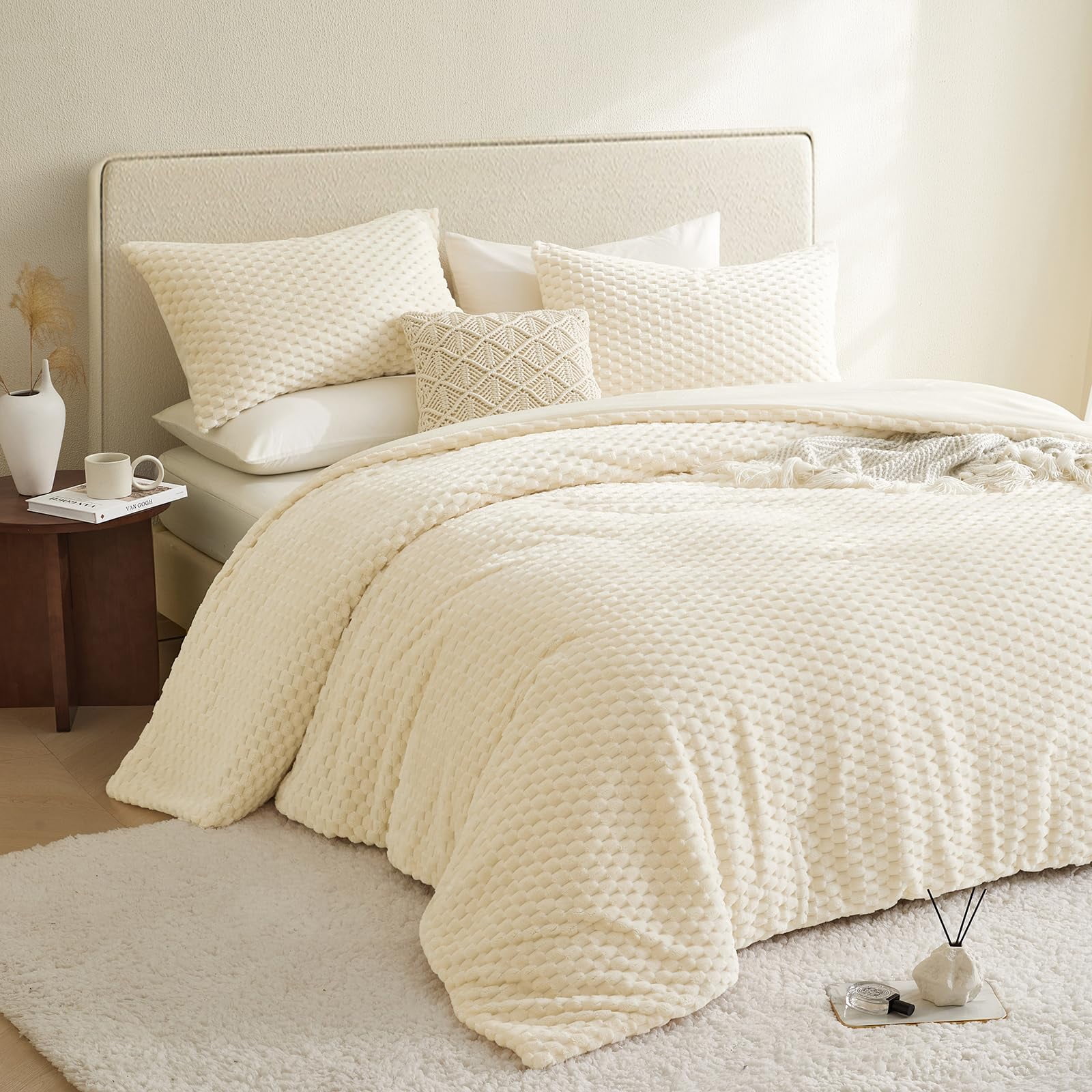 Petrichor Cozy Flannel Comforter Set, Warm and Soft King Size Quilt for Winter, 3 Piece Bedding Set with 2 Pillowcases, Cream White