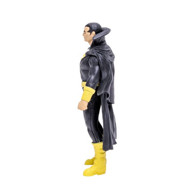 DC Comics avec Figurine Articulée Black Adam de 3 Pouces, Profil Latéral, Portant une Combinaison Texturée Noire avec cape à Col Montant, Gantelets Jaunes, Ceinture et Bottes, Présentant 5 points d'Articulation pour la Pose, sur Fond Blanc.