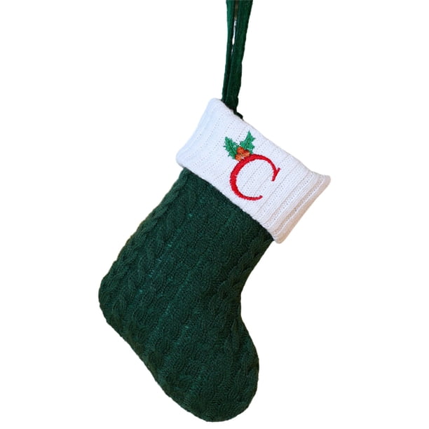 Calcetines Navideños con Letras Bordadas | Medias Navideñas de Punto Rojas, Verdes y Blancas con Colgante de Árbol | Decoración Navideña con Inicial Personalizada | Chimenea Acogedora y Detalle de Re