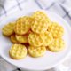 thumbnail image 4 of Mini gofres redondos de silicona para gofres, galletas, chocolate, caramelos y gomitas, 2 piezas, 4 of 5