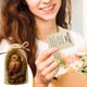 thumbnail image 5 of Tarjeta de regalo navideña de bolsillo, decoración plana acrílica 2D con cuervo como símbolo de sabiduría, resiliencia y amistad (1 unidad) [B] Rkxzt, 5 of 7