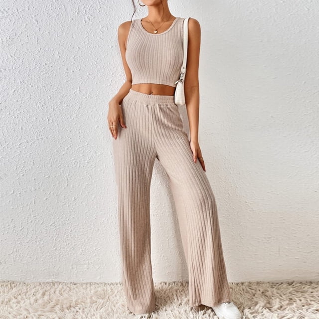 conjunto de pantalón largo para mujer conjunto informal de 2 piezas de verano traje de vacaciones con cintura elástica, vista frontal con top sin mangas de cuello redondo y pantalón acanalado beige de cintura alta y ajuste slim en tejido de poliéster, fondo neutro; adecuado para uso diario y viajes y a menudo usado como conjunto casual cómodo.