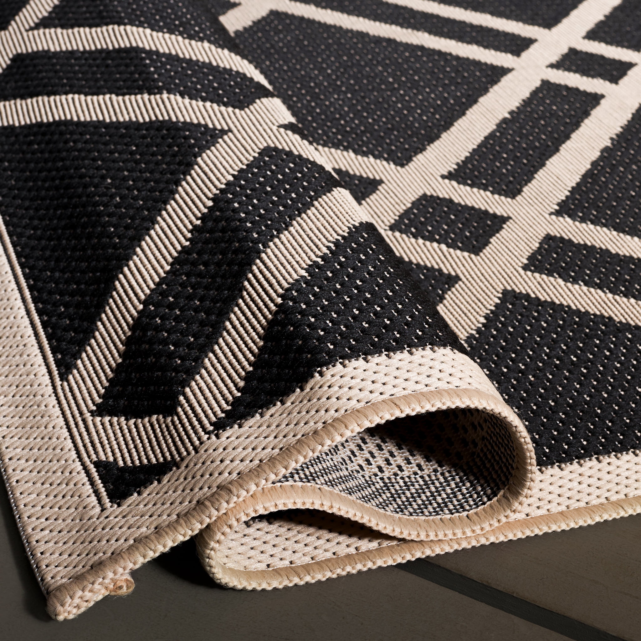 Safavieh Courtyard Jasper Geometric Indoor/Outdoor Runner Rug, Black/Beige, 2'3" x 6'7"