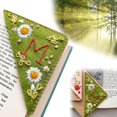 thumbnail image 1 of Marcador de esquina bordado a mano personalizado, marcador de letra de esquina de fieltro cosido a mano, marcador de triángulo de fieltro, Bookma de bordado de letra de flor linda, 1 of 4