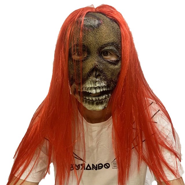 Máscara de calavera de demonio con pelo rojo y espeluznante cara cosida