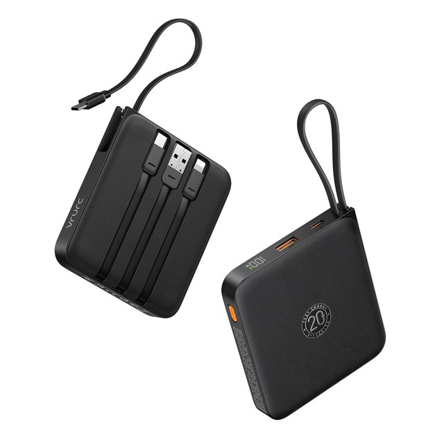vrurc portable charger with built-in cable, 10000mah 22.5w fast charging usb c battery pack, cell phone power bank led display for iphone 15 14 samsung galaxy s23 google pixel android tablet, black — Cargador portátil negro en vista frontal y en 3/4 con correa de transporte; carcasa cuadrada mate, pantalla LED numérica de nivel de carga, puerto USB-A con borde naranja y puerto USB-C PD. Panel posterior con tres cables planos integrados (USB‑C, Lightning y Micro‑USB) guardados en ranuras, botón lateral de encendido. A menudo usado como batería de respaldo compacta para viajes y carga rápida de teléfonos y tablets.