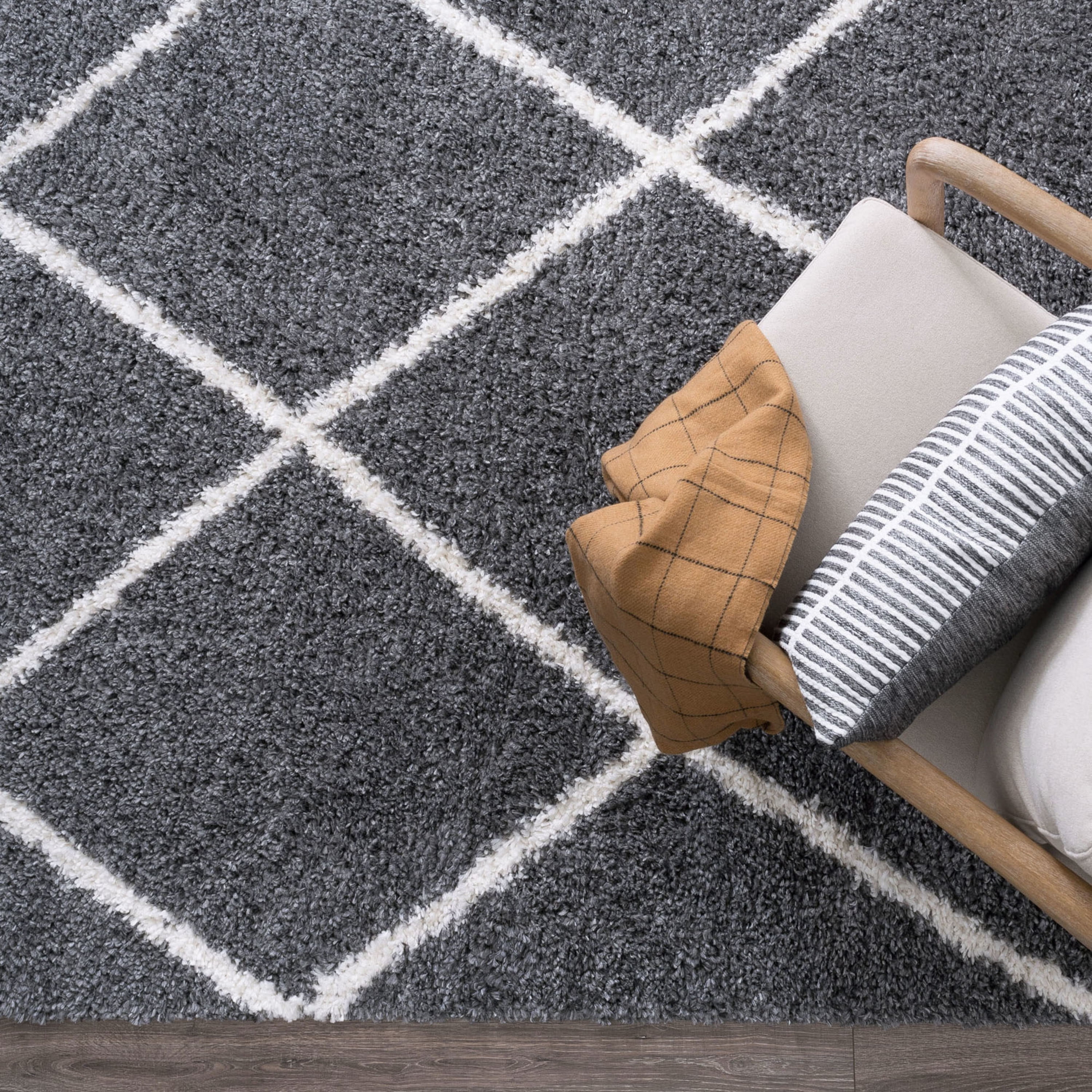 Bliss Rugs Transitional Diamond 2'3'' x 7'3'' Gray and White Polypropylene Indoor Runner Rug, 2'3'' x 7'3''