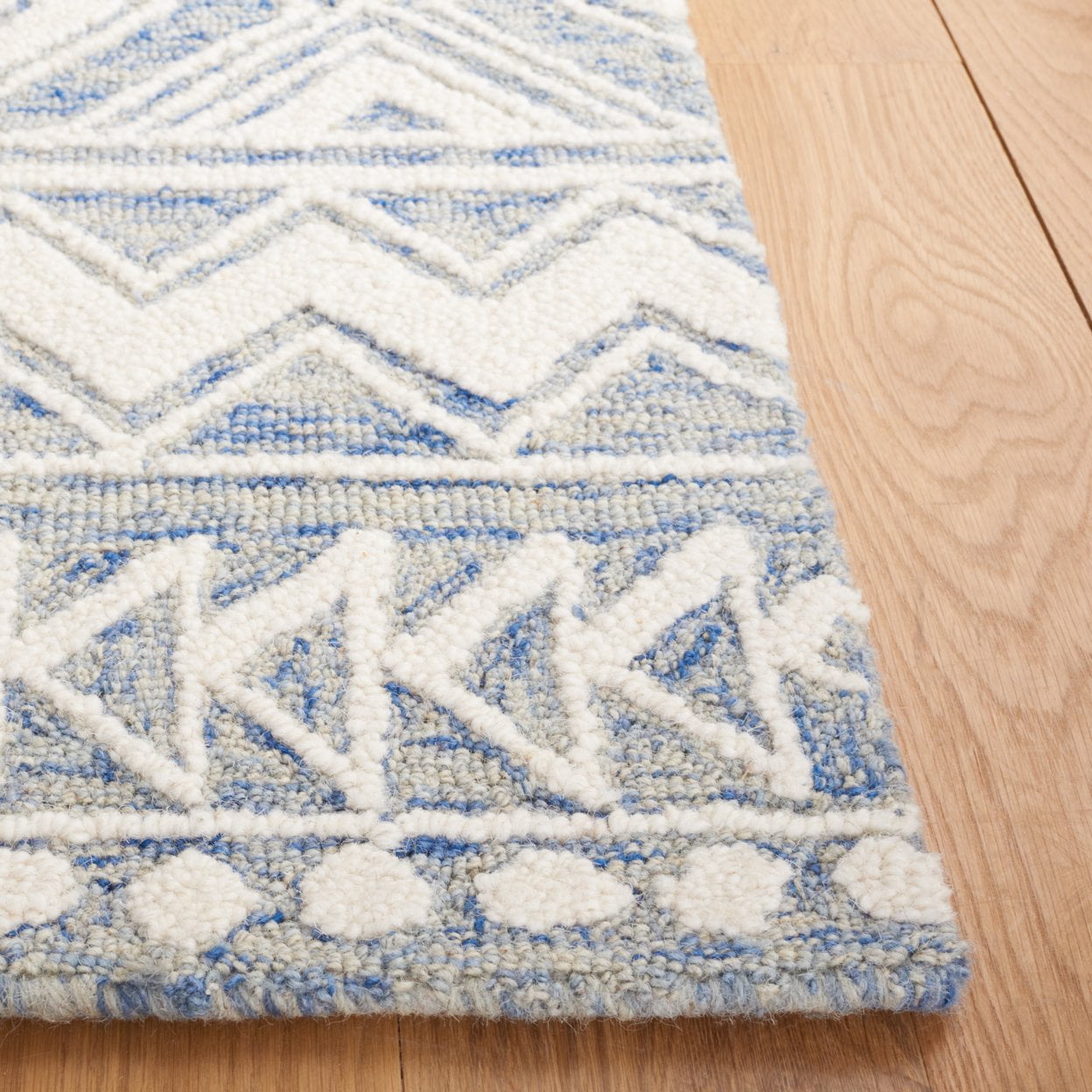 SAFAVIEH Metro Padraic Medallion Area Rug, Blue/Ivory, 4' x 6'