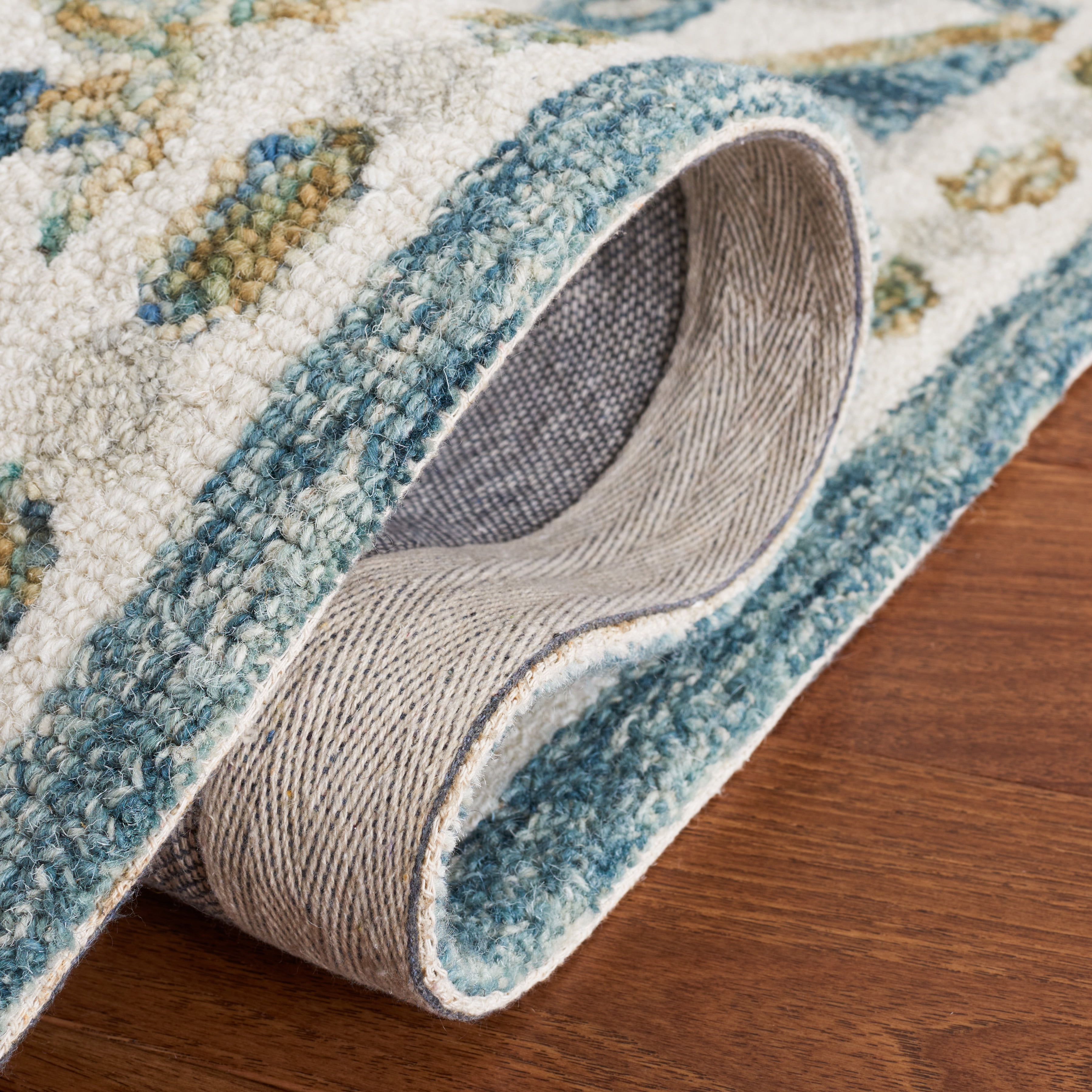 SAFAVIEH Martha Stewart Tufted Diamond Area Rug, Blue/Ivory, 5' x 8'