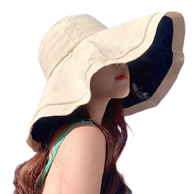 gorra para el sol de ala ancha - sombrero de pescador plegable grande sombrero de playa gorra de viaje para mujer beige, vista 3/4 con modelo. Ala ancha plegable de 18 cm, altura de copa 10 cm y diámetro 51 cm; algodón suave de doble cara con interior oscuro; talla para circunferencia de cabeza 56-58 cm (22,05-22,83 pulgadas). Apta para playa, senderismo y viajes; a menudo usada como accesorio de moda por su fácil plegado y almacenamiento.