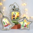 thumbnail image 4 of ER Decoraciones navideñas Árbol de Navidad de madera luminoso pequeño Caja de regalo de Navidad Decoraciones colgantes El tamaño del diseño de la escena es diferente. oso de fresa Electrónica, 4 of 5