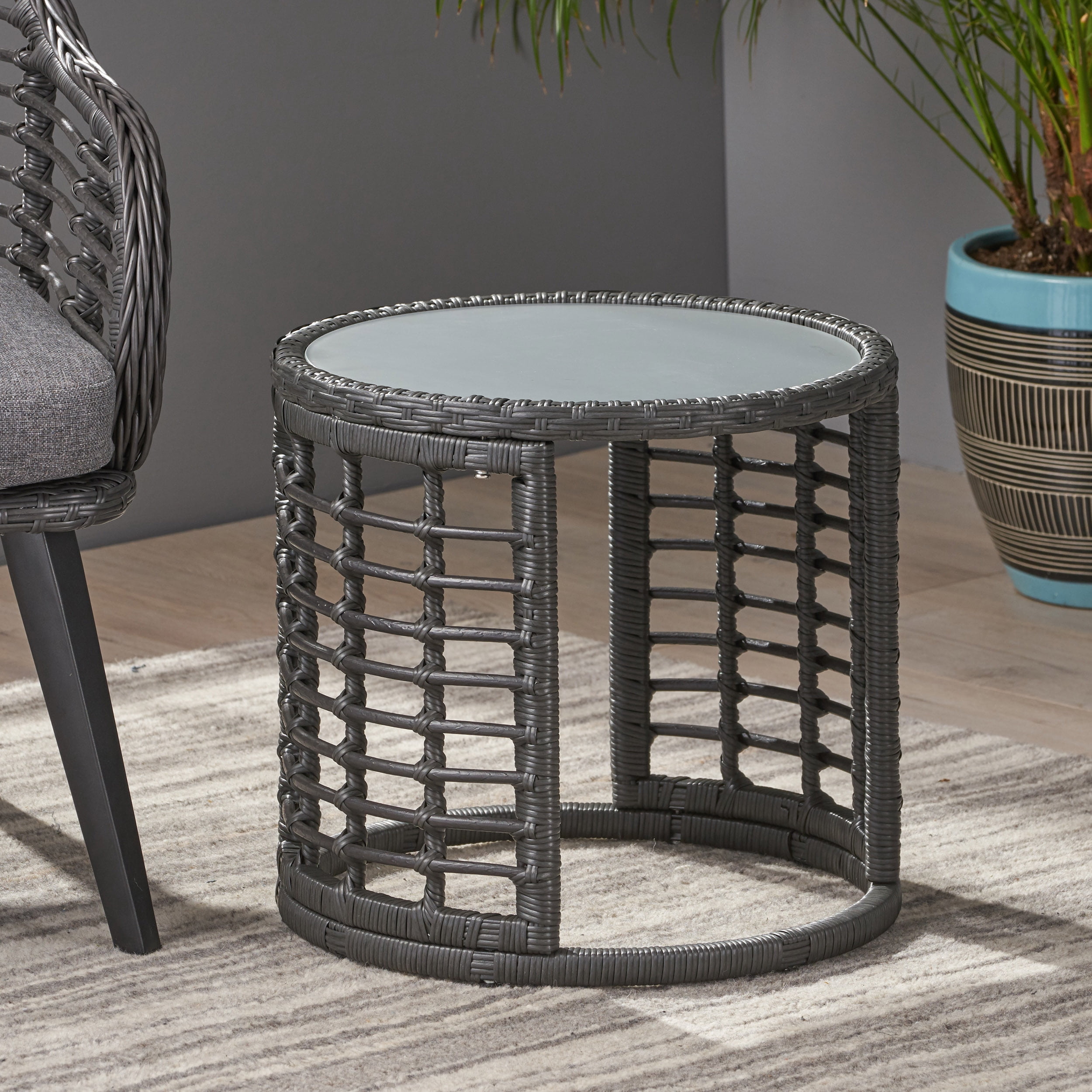 Euroco Modern Boho Round Side Table with Tempered Glass Top, Handwoven PE Rattan and Steel Frame, Indoor Accent Table