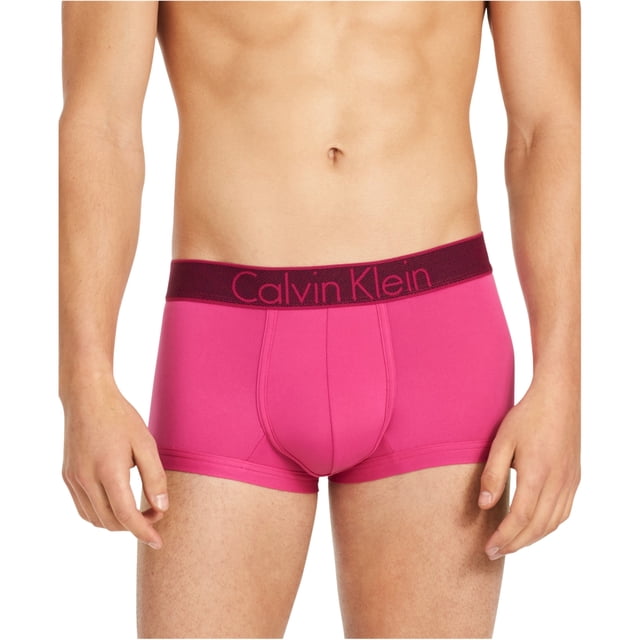 calvin klein - calzoncillos tipo bóxer de punto elástico para hombre, color rosa, grande vista frontal de tiro bajo en modelo, silueta ajustada con bolsa de contorno y costuras verticales, cinturilla elástica negra con logo Calvin Klein en rosa, tejido liso 89% poliéster 11% elastano, uso casual; aptos también para llevar como opción ligera de viaje.