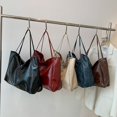 thumbnail image 2 of Bolso de color liso para mujer, otoño 2025, nuevo bolso de mano de moda retro europeo y americano, bolso de hombro brillante de gran capacidad para viajeros, 2 of 4