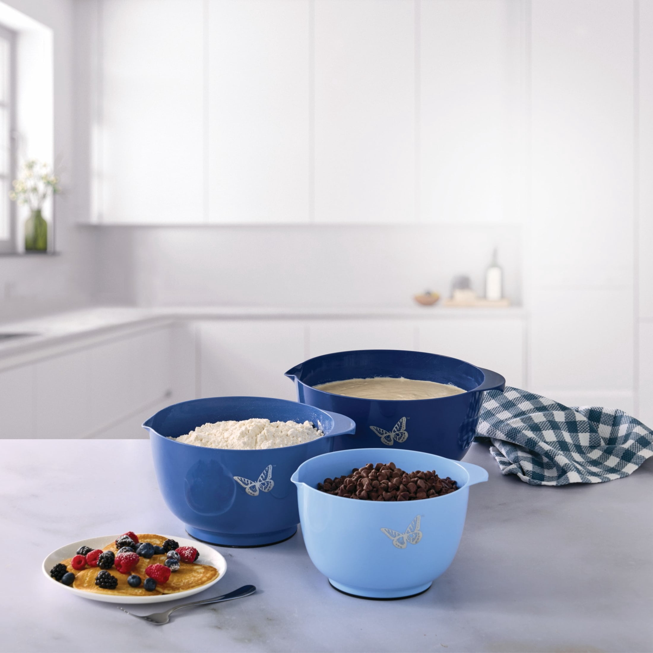 Dolly Parton Plastic Mixing Bowls with Mess-Free Spout, Blue