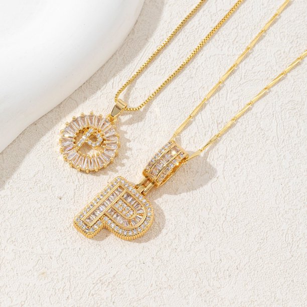 Paquete de 2 collares colgantes con letras iniciales.