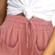 thumbnail image 3 of Pantalones cortos casuales para mujer, cintura elástica con cordón, 2 bolsillos delanteros grandes, pantalones cortos sueltos de verano con patrón liso, 3 of 6