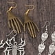 thumbnail image 2 of 4 pares de pendientes antiguos de Halloween con temática de Halloween, pendientes colgantes divertidos y espeluznantes para fiesta de Halloween, 2 of 5