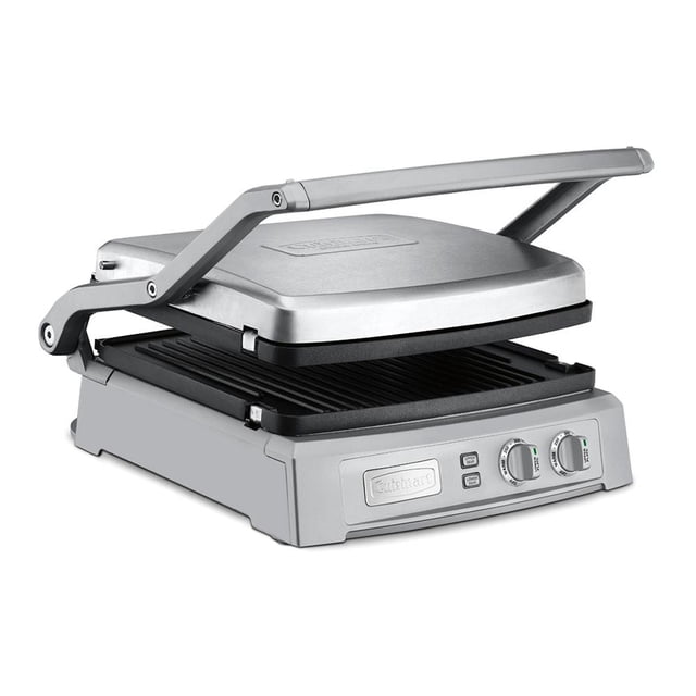 parilla eléctrica cuisinart acero vista frontal 3/4 con tapa abierta; parrilla reversible y plancha con placas antiadherentes acanaladas, control de temperatura de doble zona con dos perillas, 1800 W y superficie de 240 pulgadas cuadradas; placas y base extraíbles aptas para lavavajillas, ideal para hamburguesas, fajitas y también útil para calentar panini.