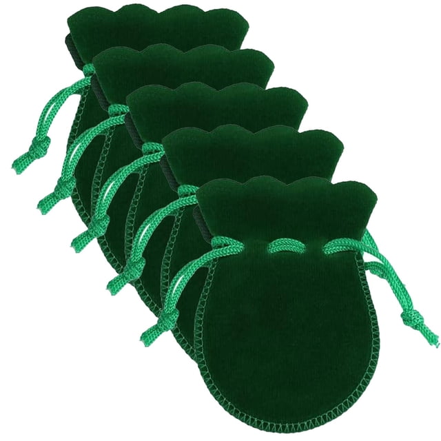 bolsitas de terciopelo velvtygreen 5pzas verde 7x9cm terciopelo bolsa en forma de calabaza. Cinco bolsas verdes de terciopelo tipo gamuza alineadas, silueta redondeada con borde superior ondulado, cordón trenzado para cierre y costura visible; fondo blanco. Adecuadas para presentar recuerdos, joyería pequeña o detalles de fiesta.