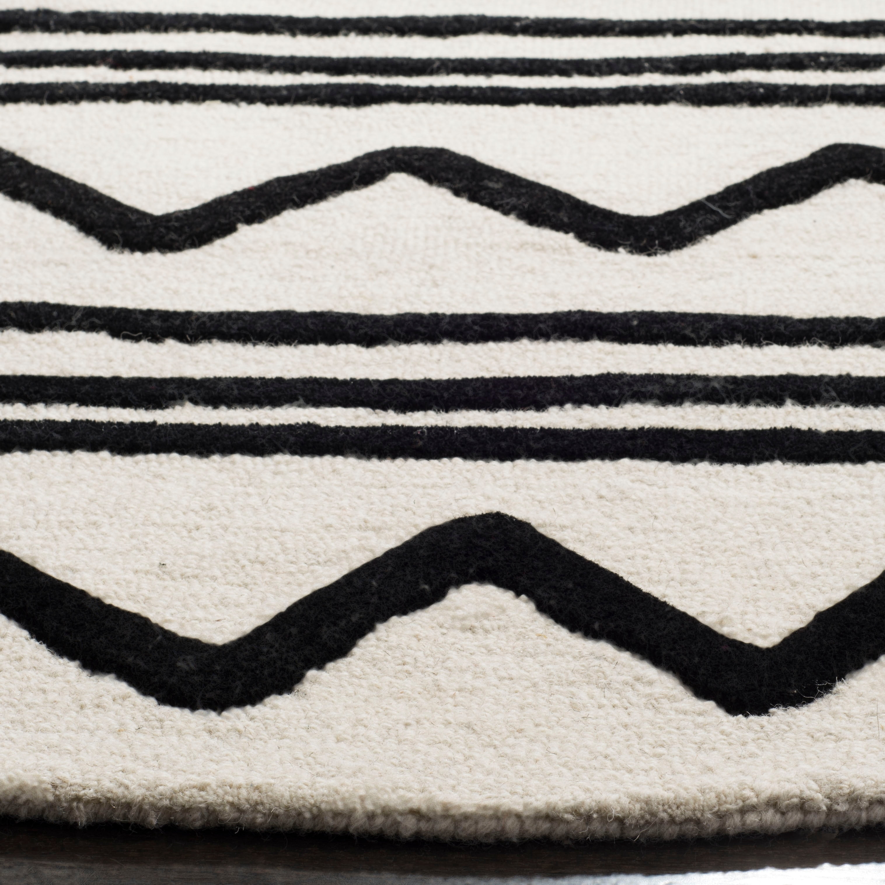 Safavieh Handmade Kids Samra Wool Rug Ivory/Black 5' x 5' 5' Round Indoor,Handmade Living Room,Kids Room,Entryway,Dining Room Black Round