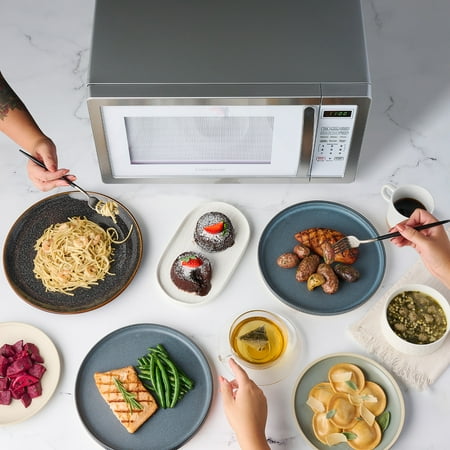Farberware - Classic 1.1 Cu. Ft. Countertop Microwave Oven - Platinum white