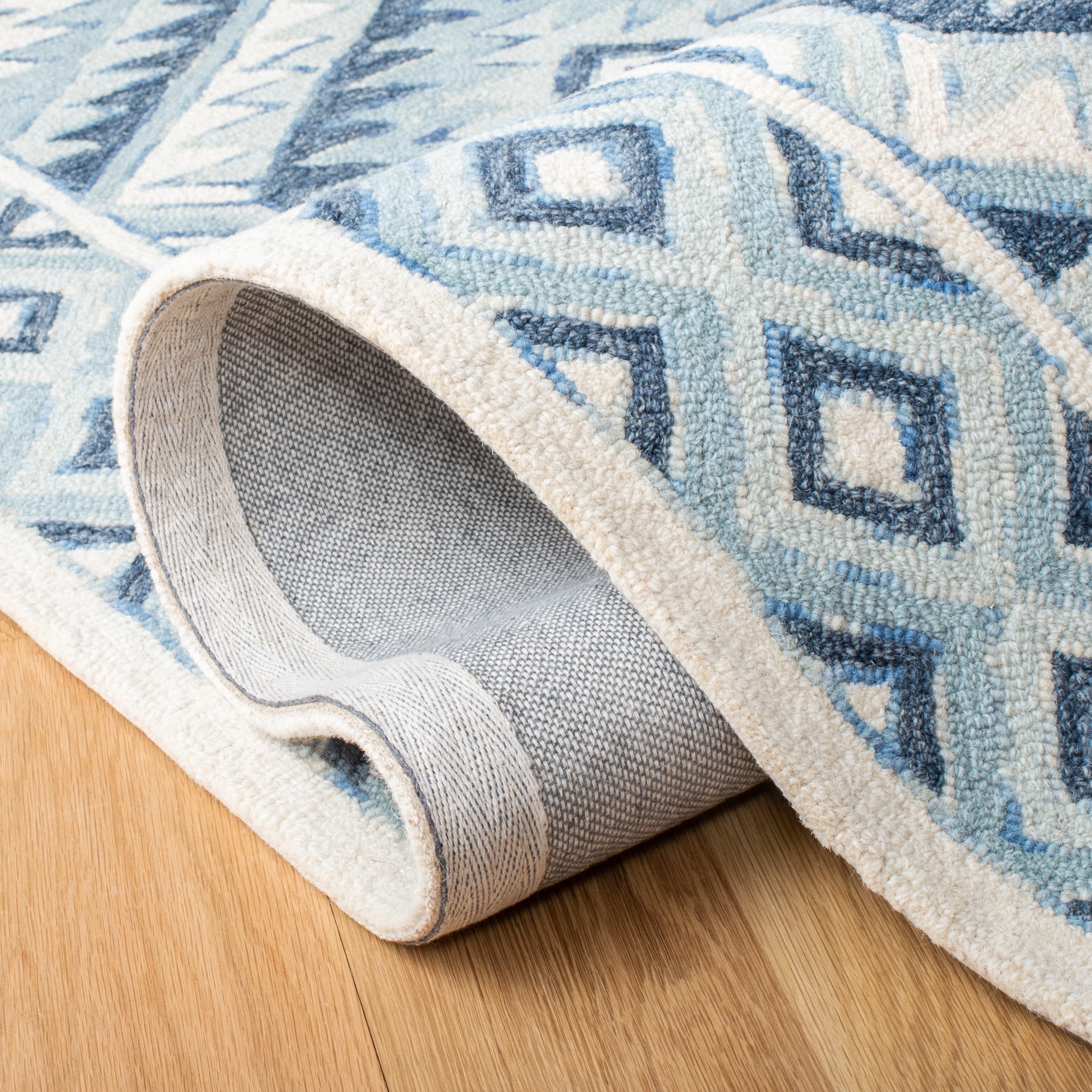 SAFAVIEH Metro Dederick Medallion Area Rug, Blue/Ivory, 6' x 6' Round