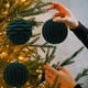 thumbnail image 5 of Paquete de 2 bolas navideñas grandes de 10 cm con flocado | Adornos de terciopelo verde para árboles de Navidad y fiestas | Set de decoración navideña de material flocado premium, 5 of 6