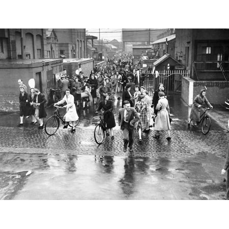 Employees Leaving the Rolls-Royce Works, Derby, Wwii, C1939-C1945 Print Wall
