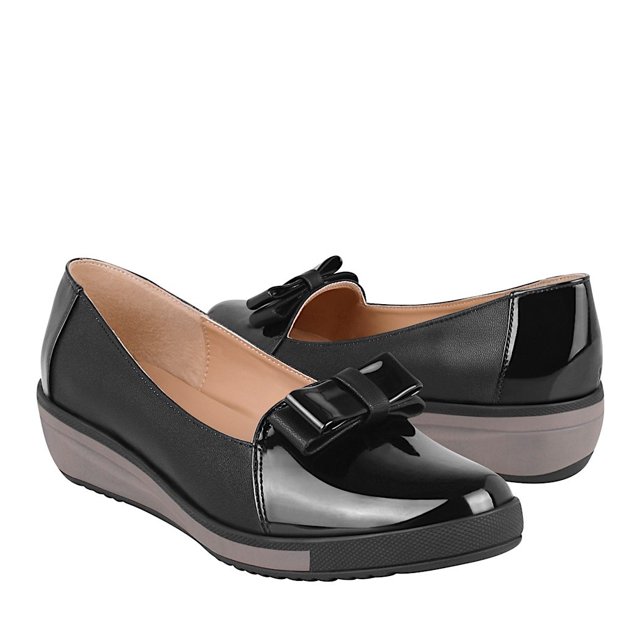 zapatos dama stylo 552 charol negro stylo 552 par de zapatos casuales para dama en charol negro, vista 3/4 frontal y trasera, plataforma cuña baja con suela de goma gris, moño rígido en el empeine y forro interior color piel. Suelen usarse también como calzado cómodo para caminatas urbanas cortas.