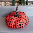 thumbnail image 1 of Juguete de calabaza de punto ondulado Yayoi Kusama, almohada de decoración de calabaza para Halloween, juguetes para bebés y niños, almohada decorativa para sofá y hogar, 1 of 5