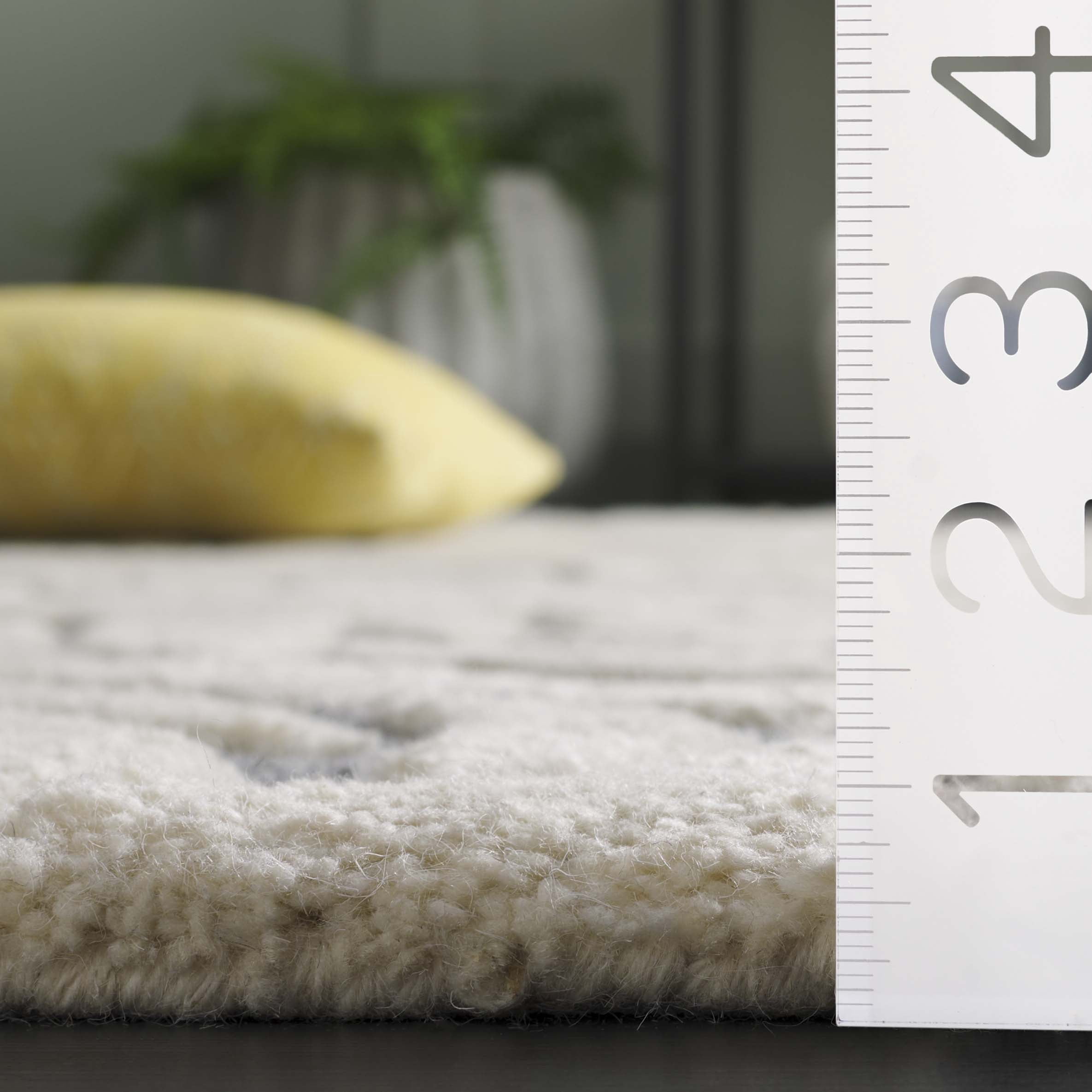 SAFAVIEH Casablanca Yadira Floral Shag Runner Rug, Ivory/Grey, 2'3" x 12'