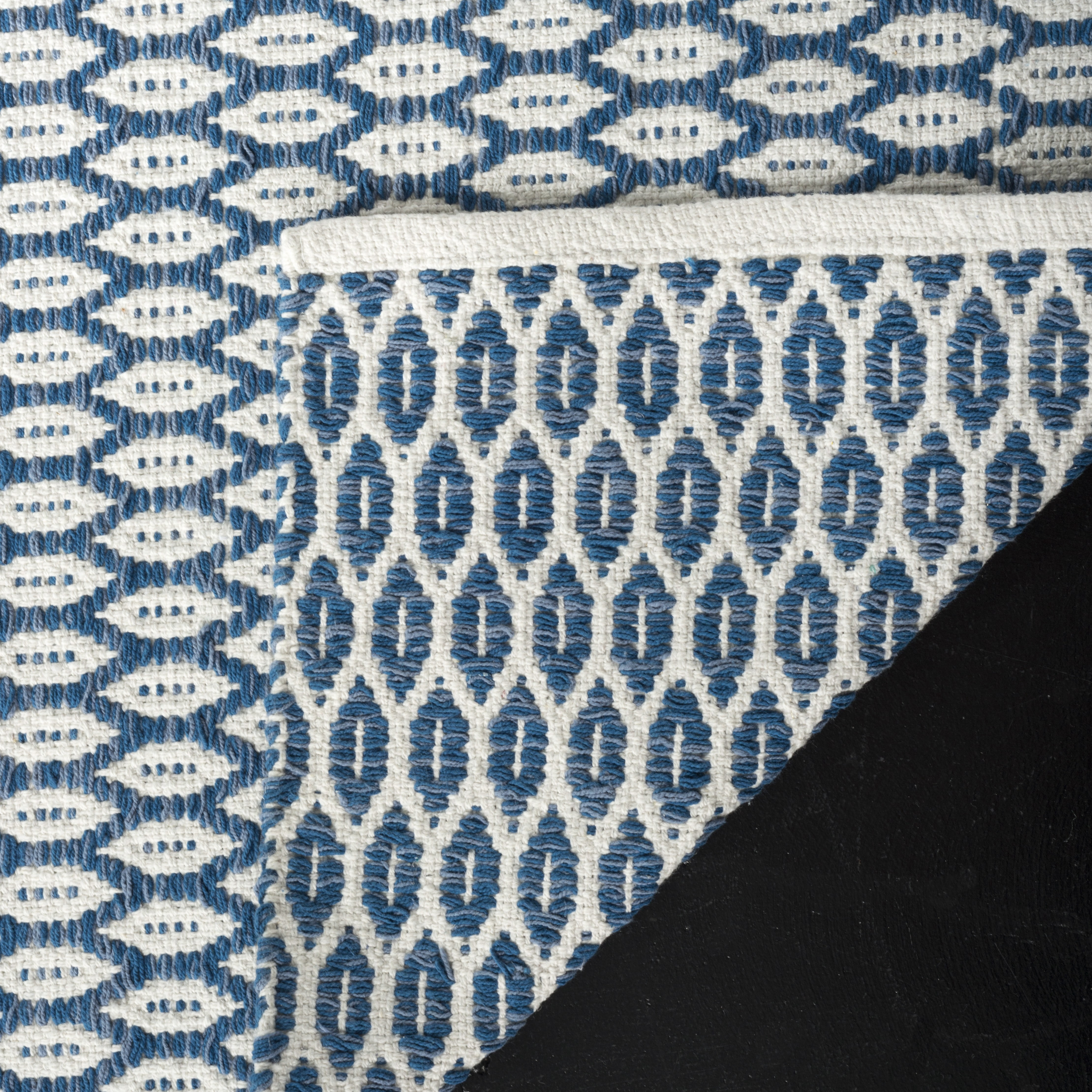 SAFAVIEH Montauk Crystal Geometric Cotton Area Rug, Blue/Ivory, 6' x 6' Round