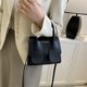 thumbnail image 2 of Bolso de hombro para mujer Bolso bandolera simple de PU Bolso de mensajero retro cuadrado (Negro), 2 of 7