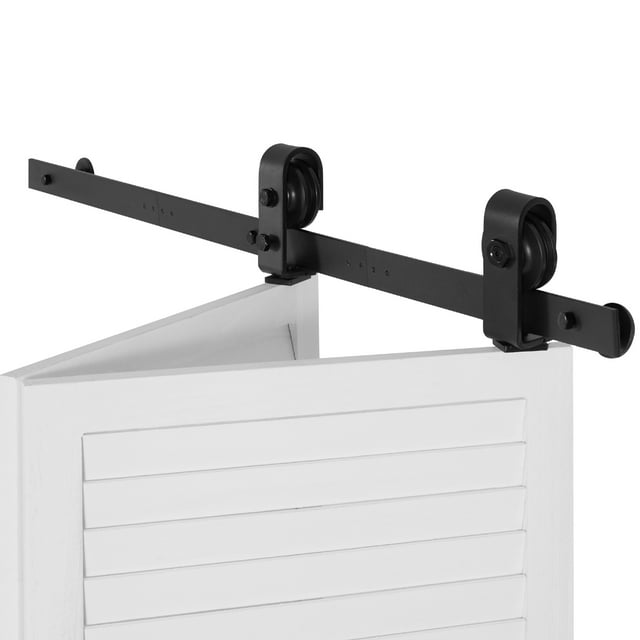 vevor kit de rieles para puertas corredizas plegables de granero, con montaje superior, suave y silencioso, resistente, para dos puertas de armario, despensa y lavandería, 1016 x 40 x 6 mm, negro vista 3/4 del riel negro de acero de 40 in (1016 mm): pista única empalmada de 3 piezas con dos soportes rodantes en L, ruedas dobles y pernos visibles, recubrimiento en polvo negro; puerta blanca de lamas parcialmente plegada como contexto. Adecuado para ahorrar espacio en armarios y configuraciones de dos puertas.