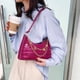 thumbnail image 5 of Bolso de hombro de PU con patrón de cocodrilo retro para mujer Bolso de color puro (rosa roja) Likrtyny Para estrenar, 5 of 9
