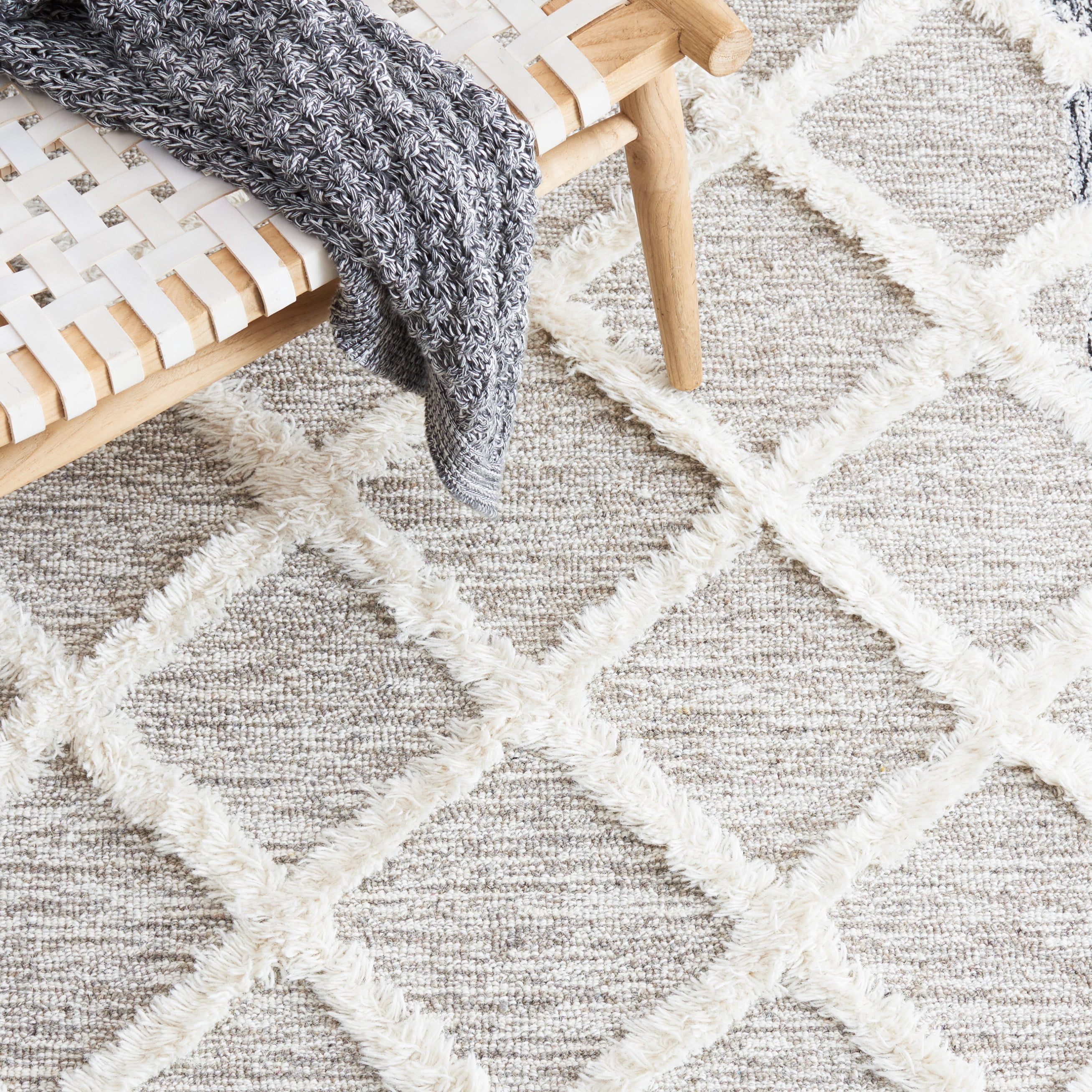 SAFAVIEH Casablanca Bojan Diamond Area Rug, Grey/Ivory, 6' x 6' Square