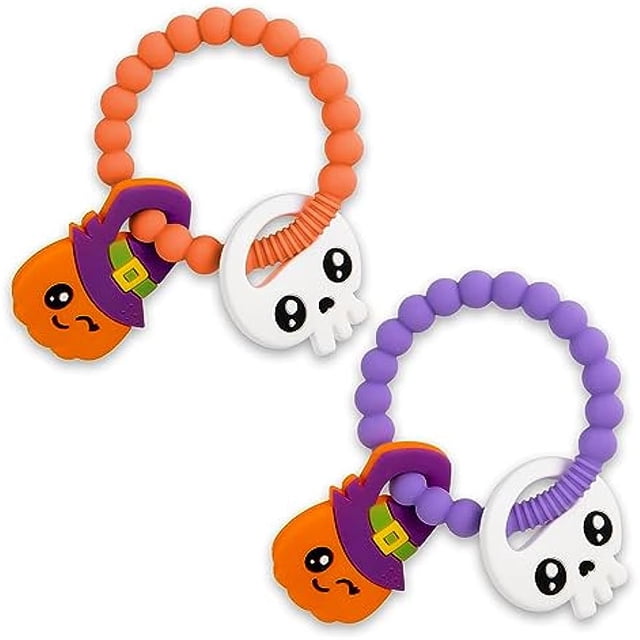 juguetes para bebés de halloween mordedor de calabaza set de dos mordedores de silicona para la dentición, anillas tipo pulsera con colgantes de calabaza con sombrero morado y calavera blanca, superficie lisa y áreas texturizadas para alivio de encías, tamaño compacto apto para manos de bebé.