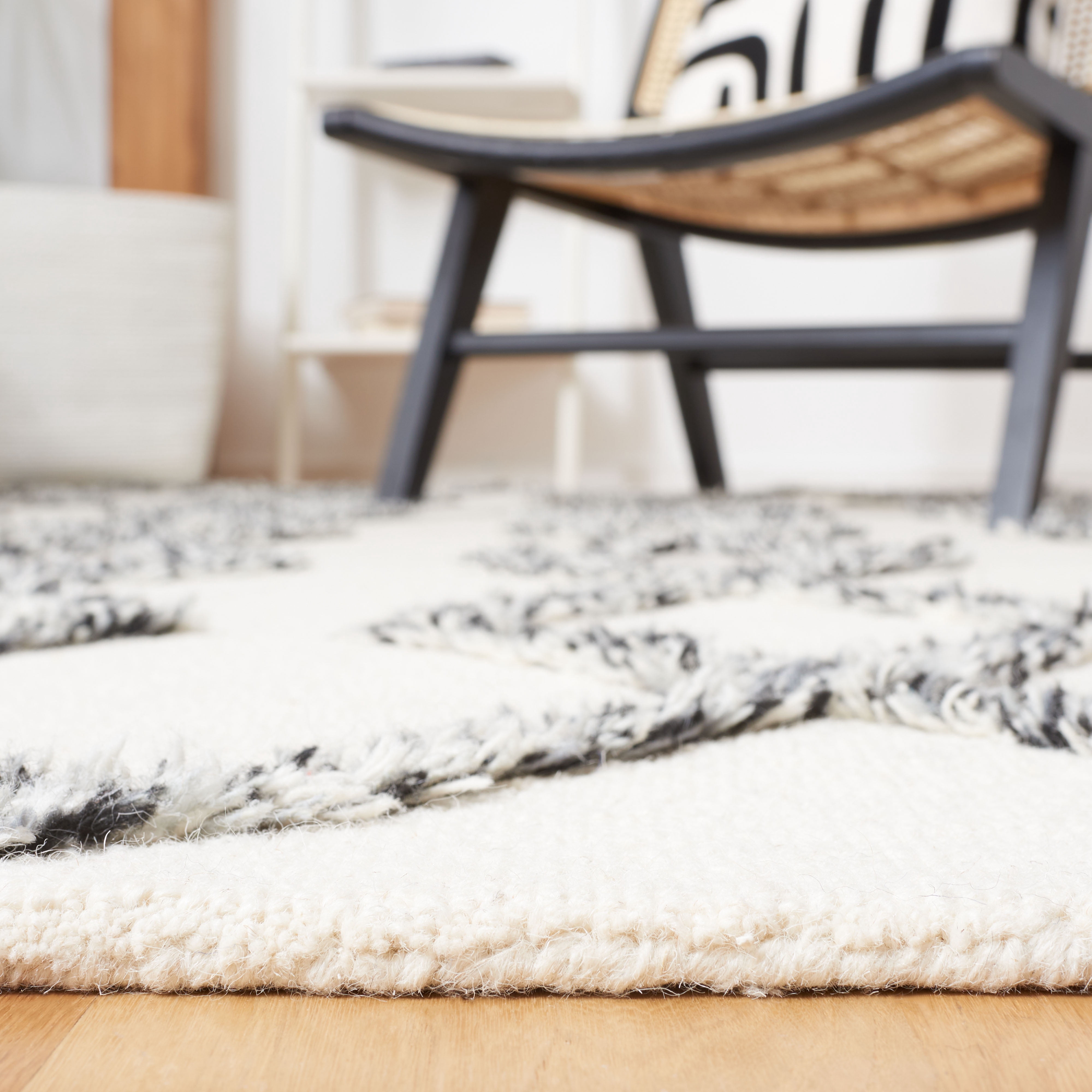SAFAVIEH Casablanca Yadira Diamond Area Rug, Ivory/Black, 5' x 8'