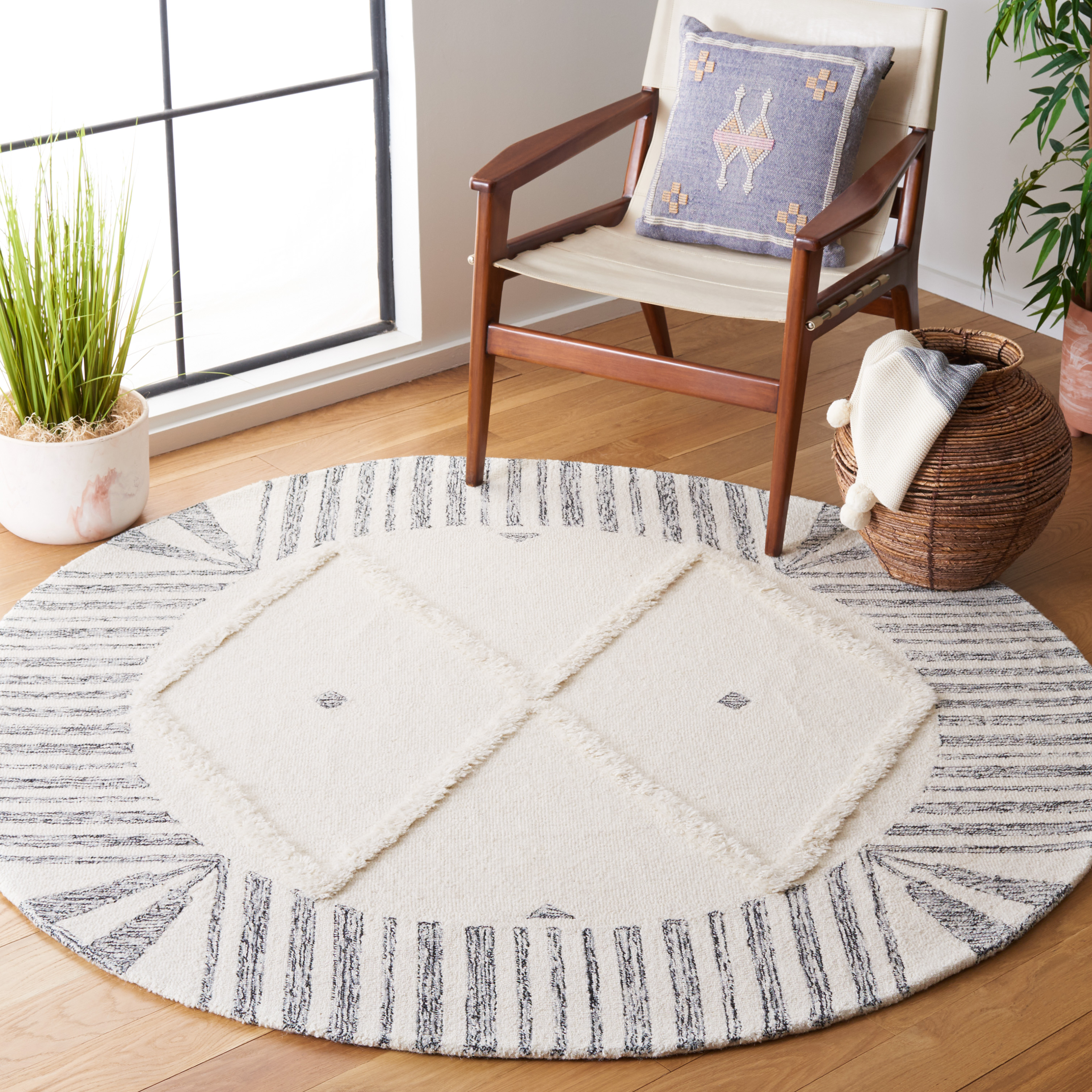 SAFAVIEH Casablanca Gisselle Medallion Area Rug, Ivory/Black, 6' x 6' Round