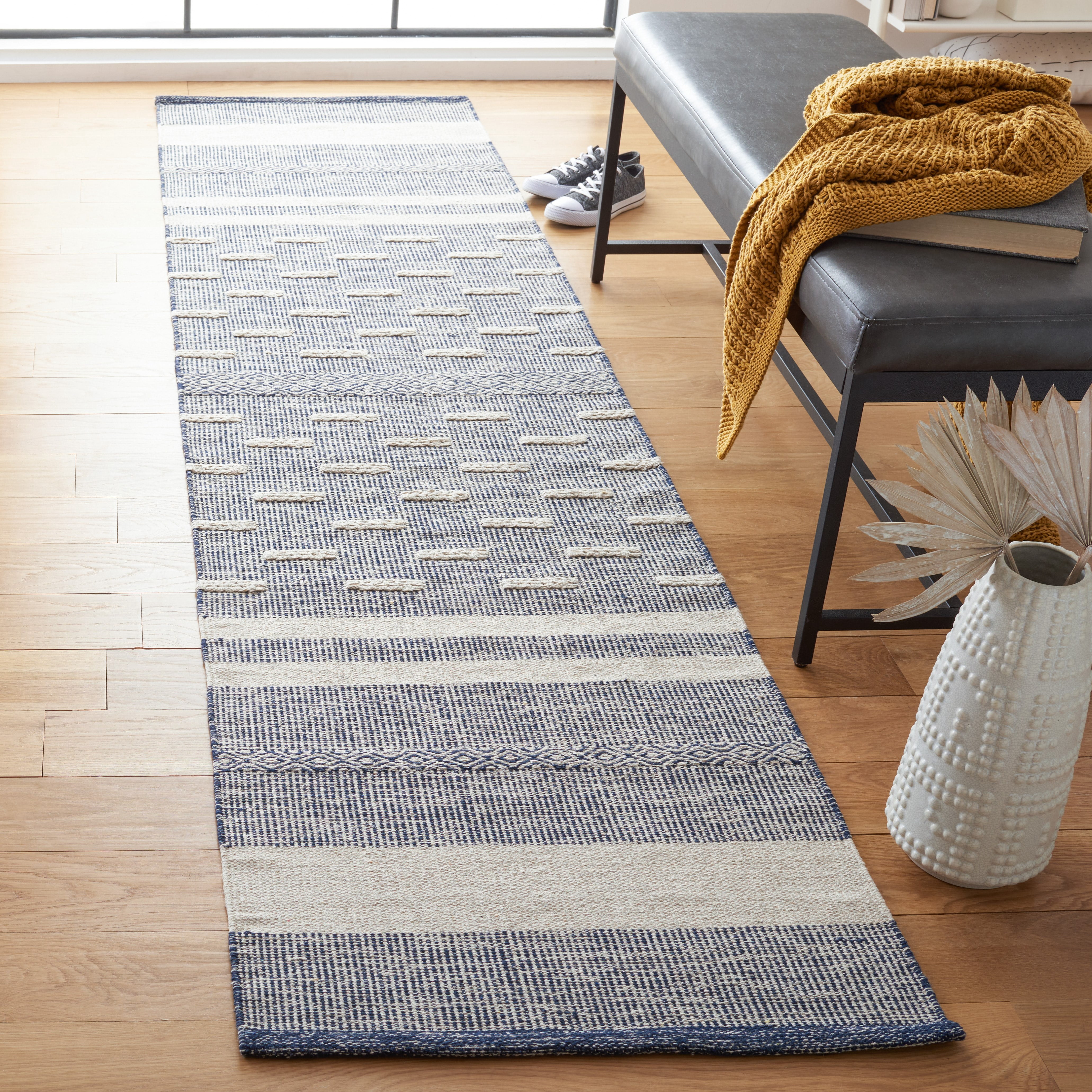 SAFAVIEH Striped Kilim Ekaterina Striped Cotton Runner Rug, Navy/Ivory, 2'3" x 9'