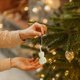 thumbnail image 5 of Adorno colgante acrílico para árbol de Navidad | Atrapa la luz | Colgante de copo de nieve para decoración de fiestas navideñas, 5 of 6